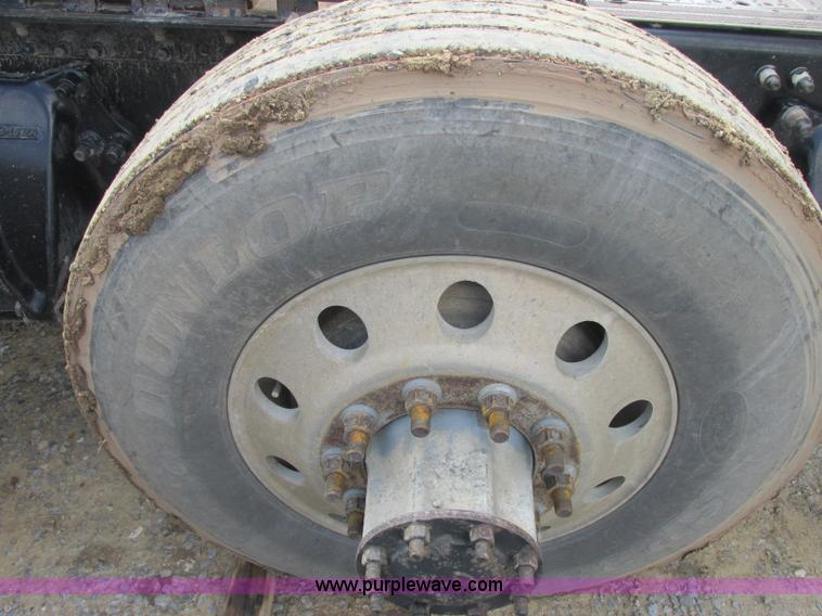 image for item B4918 2002 Freightliner Columbia semi truck