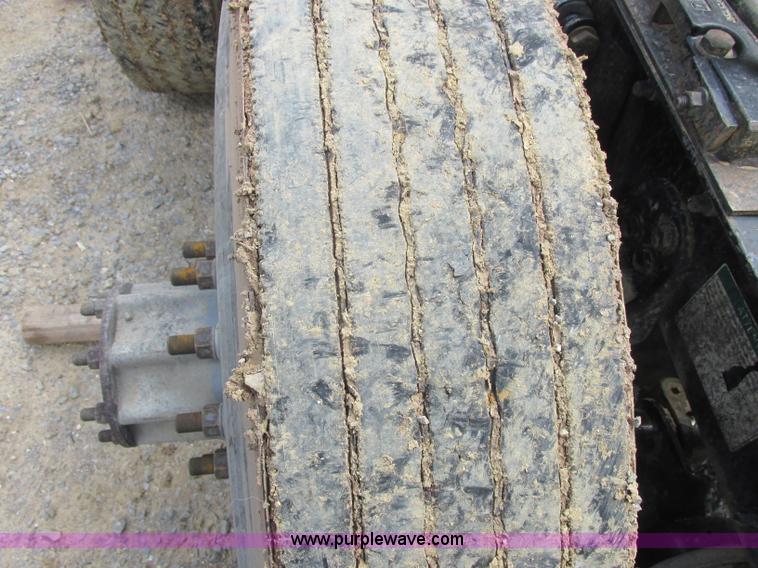 image for item B4918 2002 Freightliner Columbia semi truck