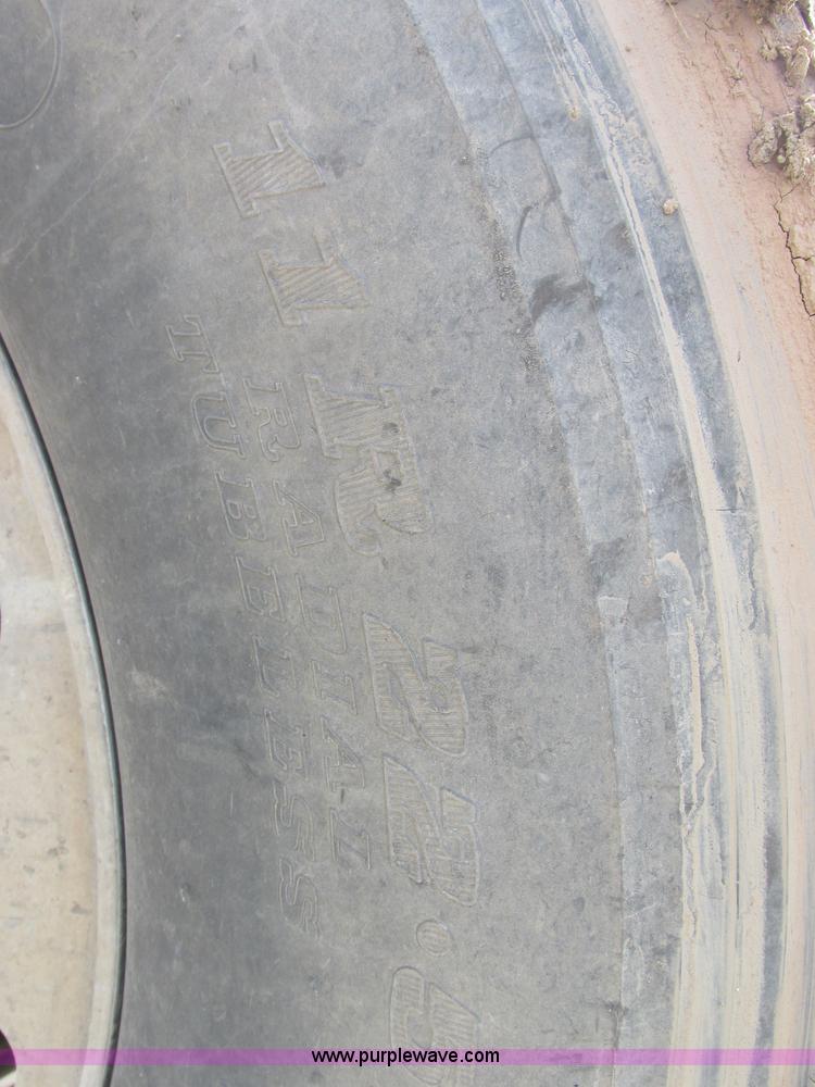 image for item B4918 2002 Freightliner Columbia semi truck