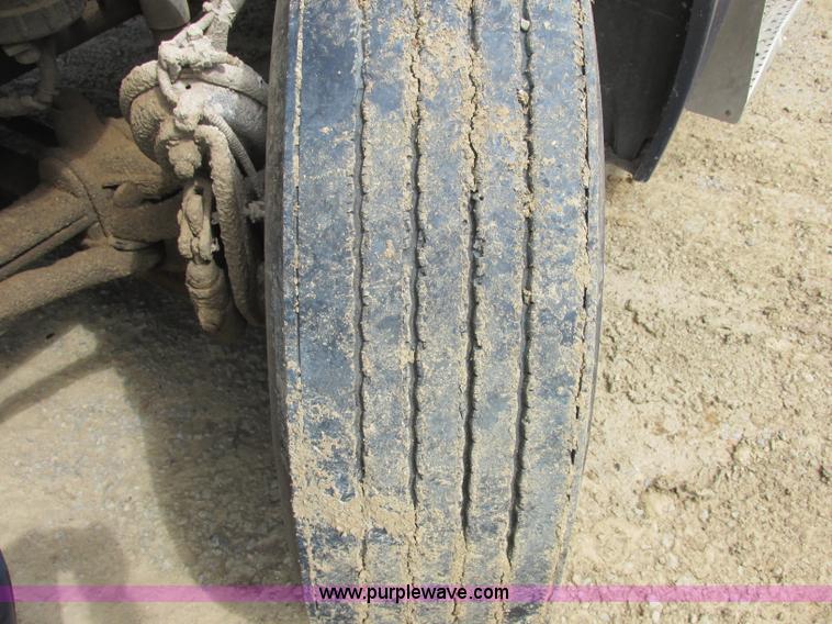 image for item B4918 2002 Freightliner Columbia semi truck