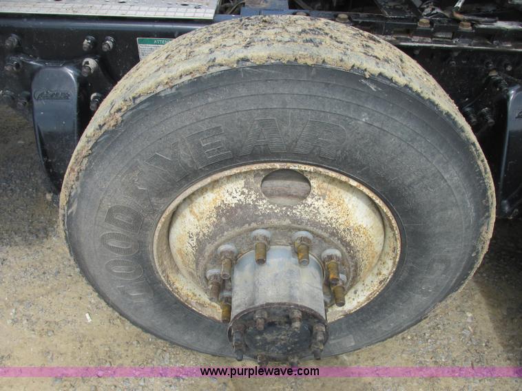 image for item B4918 2002 Freightliner Columbia semi truck