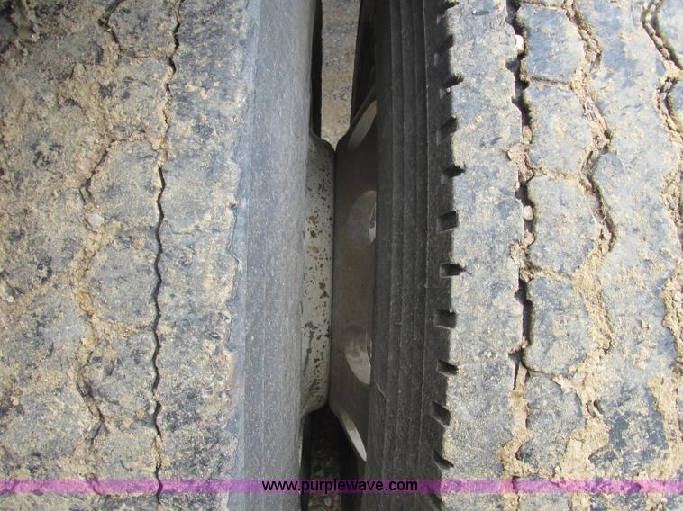 image for item B4918 2002 Freightliner Columbia semi truck