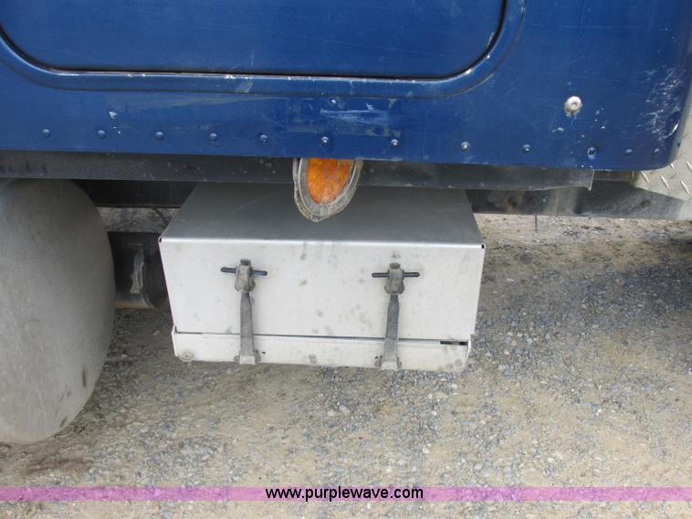 image for item B4918 2002 Freightliner Columbia semi truck