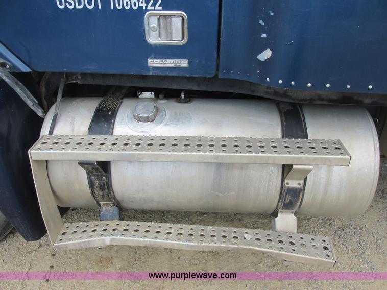 image for item B4918 2002 Freightliner Columbia semi truck