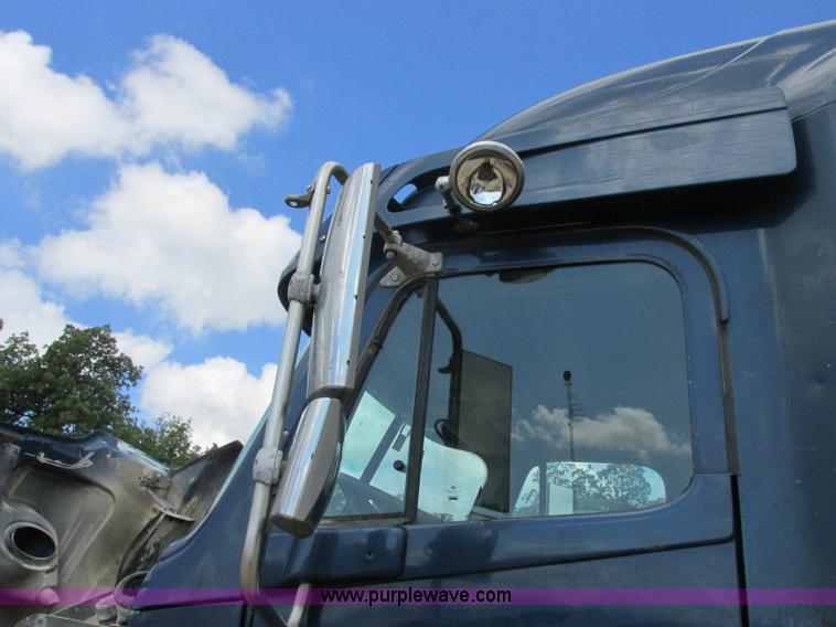 image for item B4918 2002 Freightliner Columbia semi truck