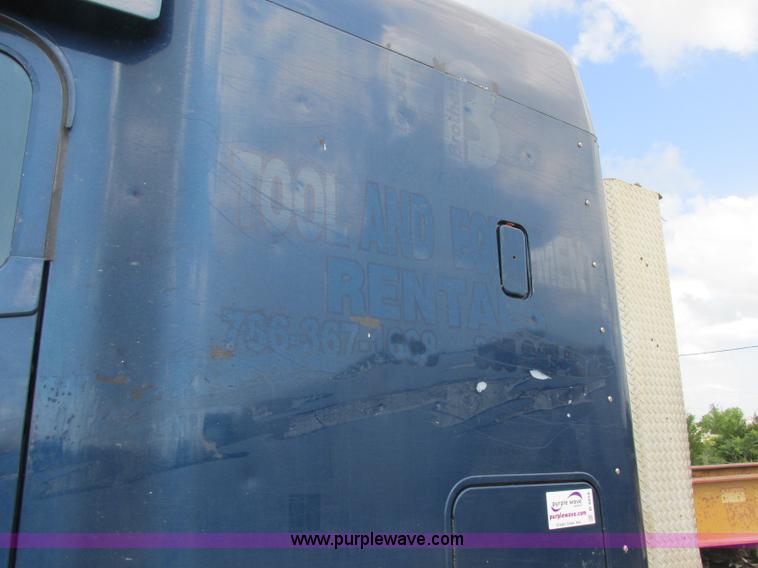 image for item B4918 2002 Freightliner Columbia semi truck