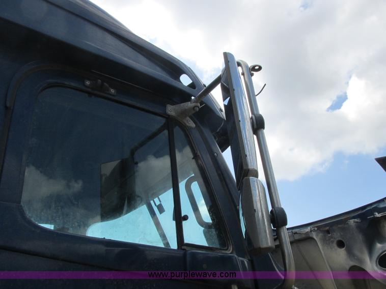 image for item B4918 2002 Freightliner Columbia semi truck