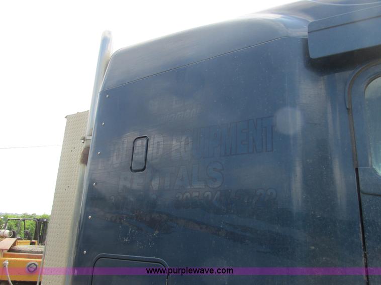 image for item B4918 2002 Freightliner Columbia semi truck