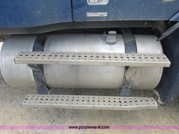 image for item B4918 2002 Freightliner Columbia semi truck