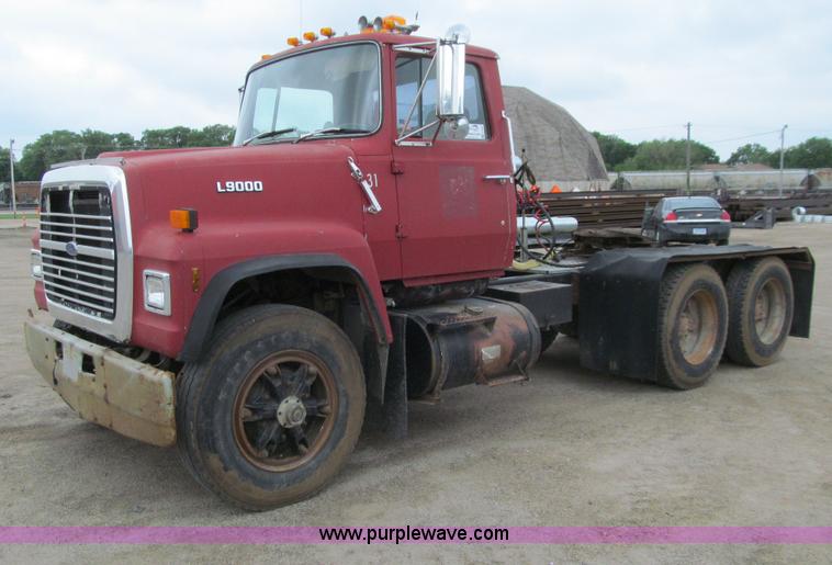 image for item E4694 1989 Ford LT9000 semi truck