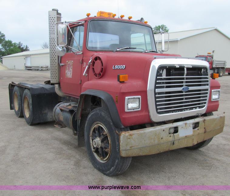 image for item E4694 1989 Ford LT9000 semi truck