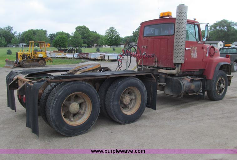 image for item E4694 1989 Ford LT9000 semi truck