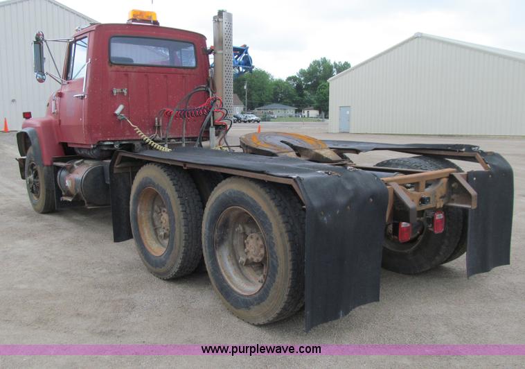 image for item E4694 1989 Ford LT9000 semi truck