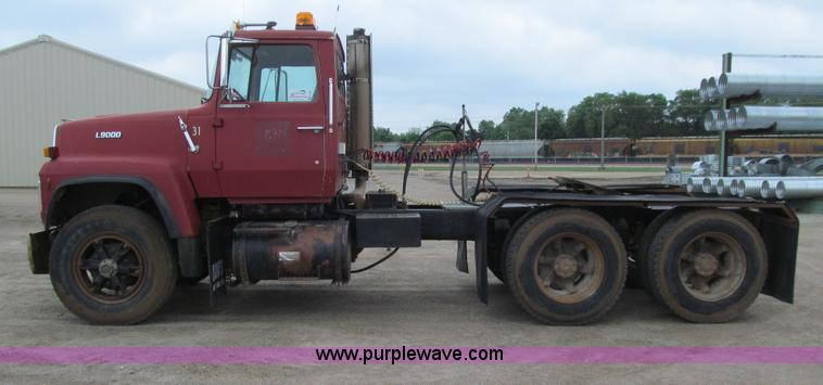 image for item E4694 1989 Ford LT9000 semi truck