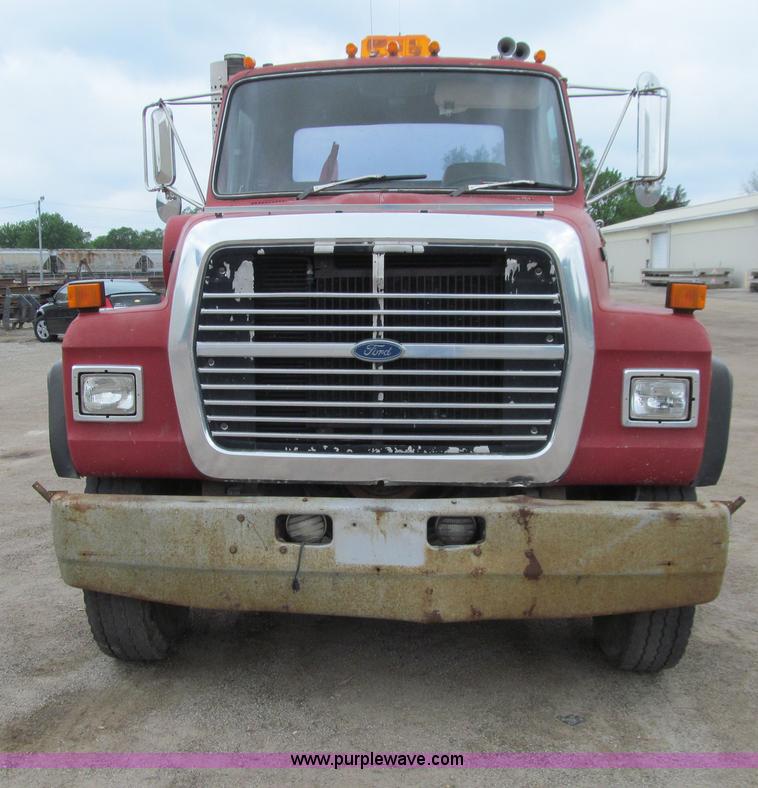 image for item E4694 1989 Ford LT9000 semi truck