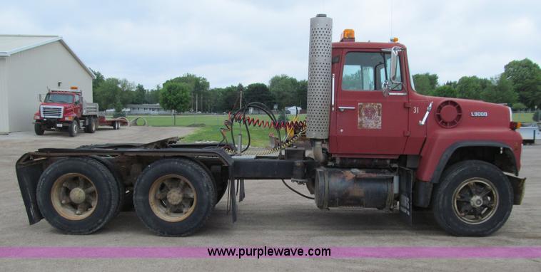 image for item E4694 1989 Ford LT9000 semi truck