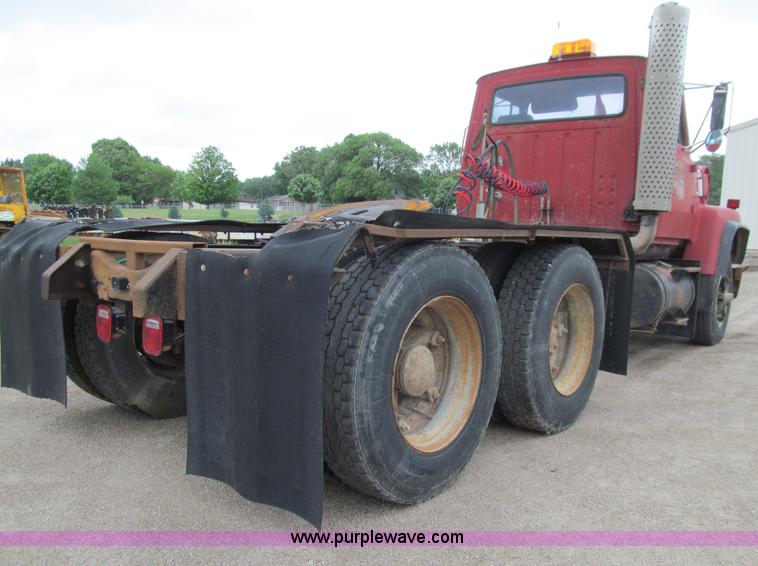 image for item E4694 1989 Ford LT9000 semi truck