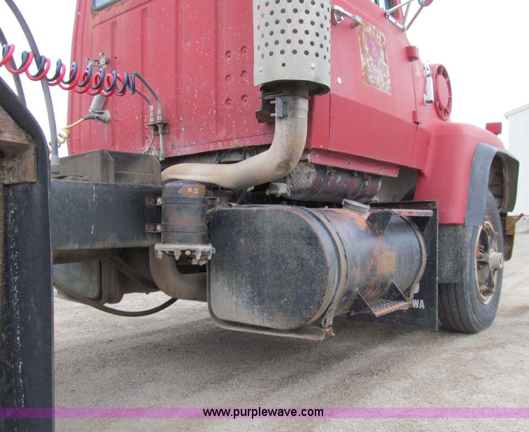 image for item E4694 1989 Ford LT9000 semi truck