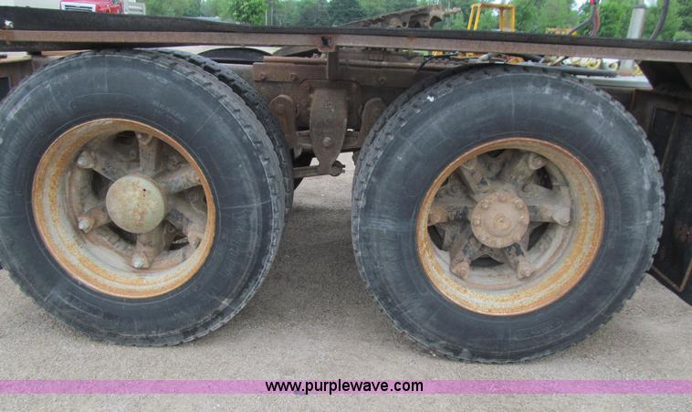 image for item E4694 1989 Ford LT9000 semi truck