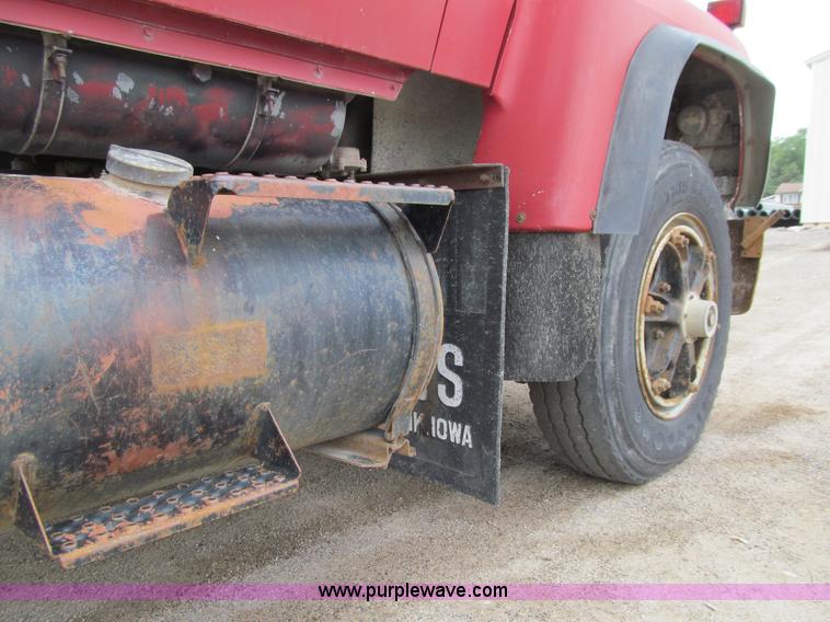 image for item E4694 1989 Ford LT9000 semi truck