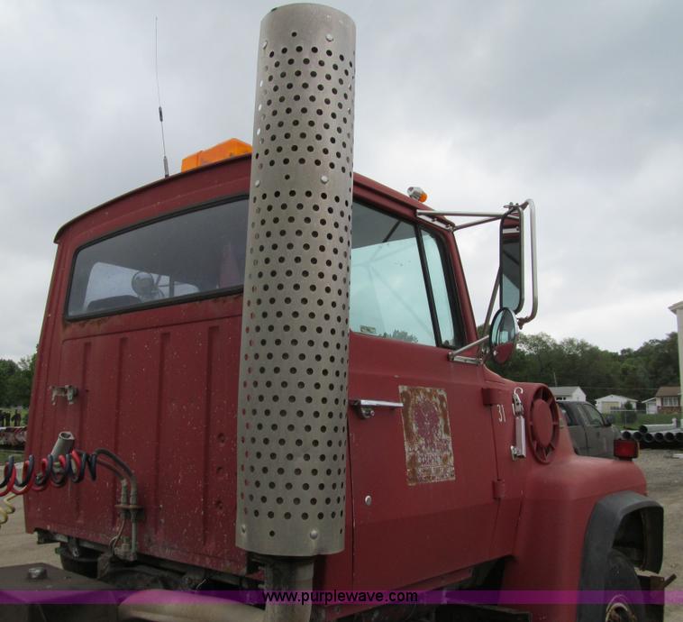 image for item E4694 1989 Ford LT9000 semi truck