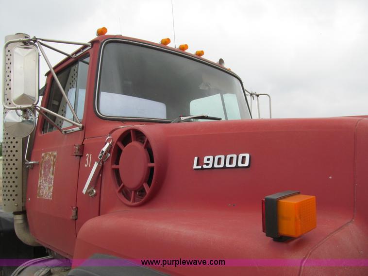 image for item E4694 1989 Ford LT9000 semi truck