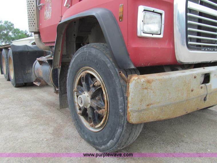 image for item E4694 1989 Ford LT9000 semi truck