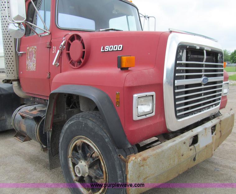 image for item E4694 1989 Ford LT9000 semi truck