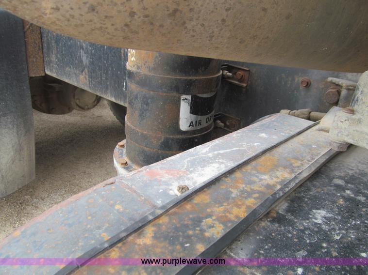 image for item E4694 1989 Ford LT9000 semi truck