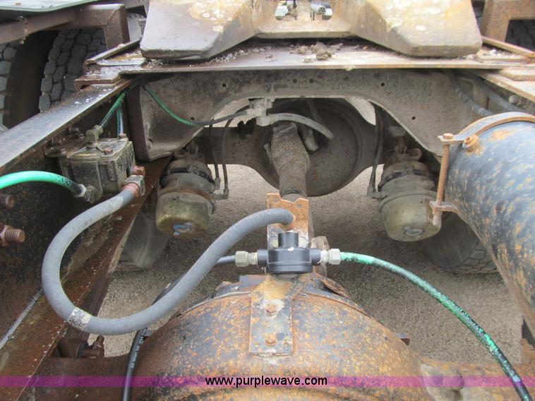 image for item E4694 1989 Ford LT9000 semi truck