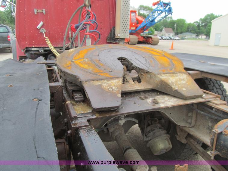 image for item E4694 1989 Ford LT9000 semi truck