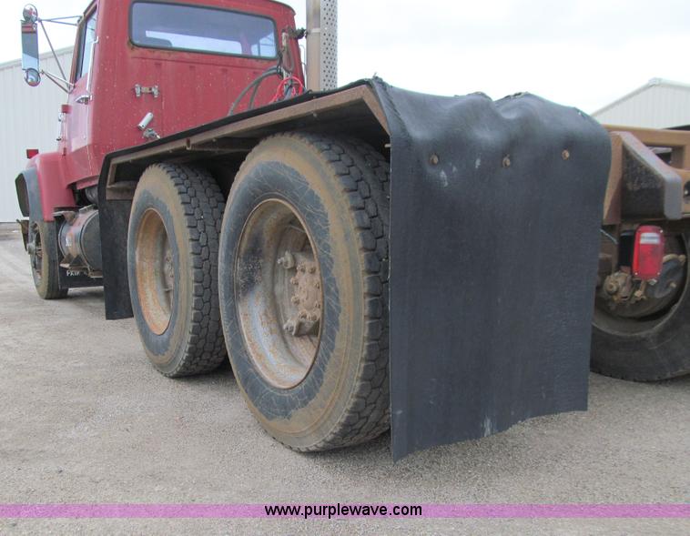 image for item E4694 1989 Ford LT9000 semi truck