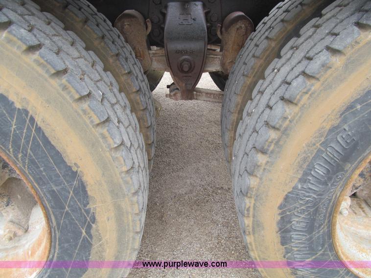 image for item E4694 1989 Ford LT9000 semi truck