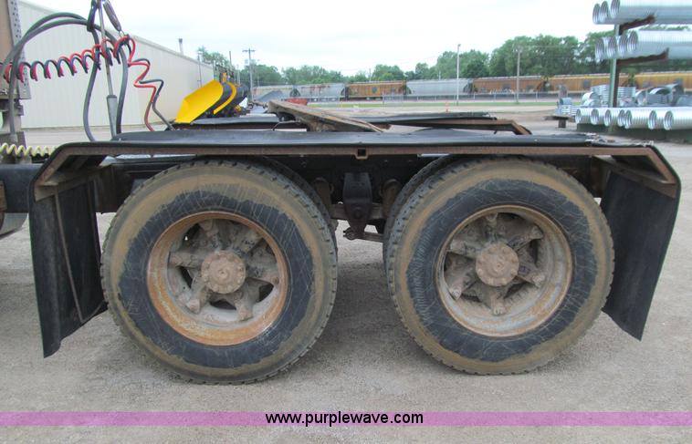 image for item E4694 1989 Ford LT9000 semi truck