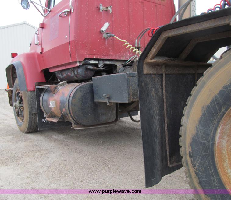 image for item E4694 1989 Ford LT9000 semi truck