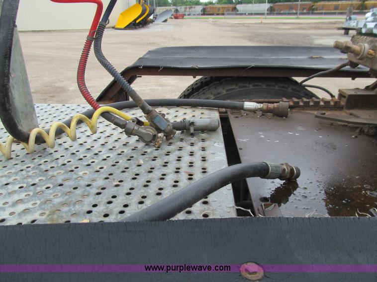 image for item E4694 1989 Ford LT9000 semi truck