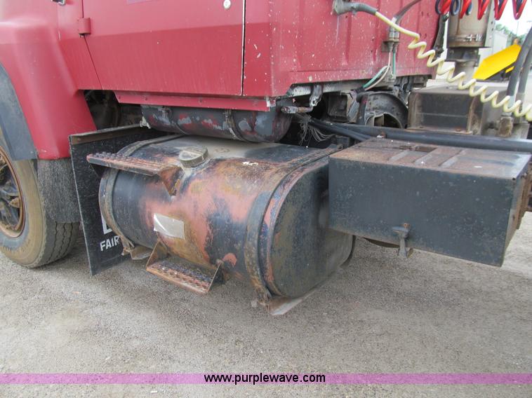 image for item E4694 1989 Ford LT9000 semi truck