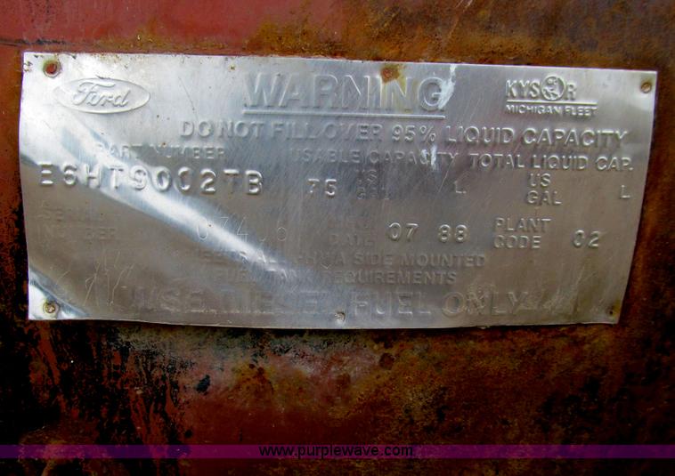 image for item E4694 1989 Ford LT9000 semi truck