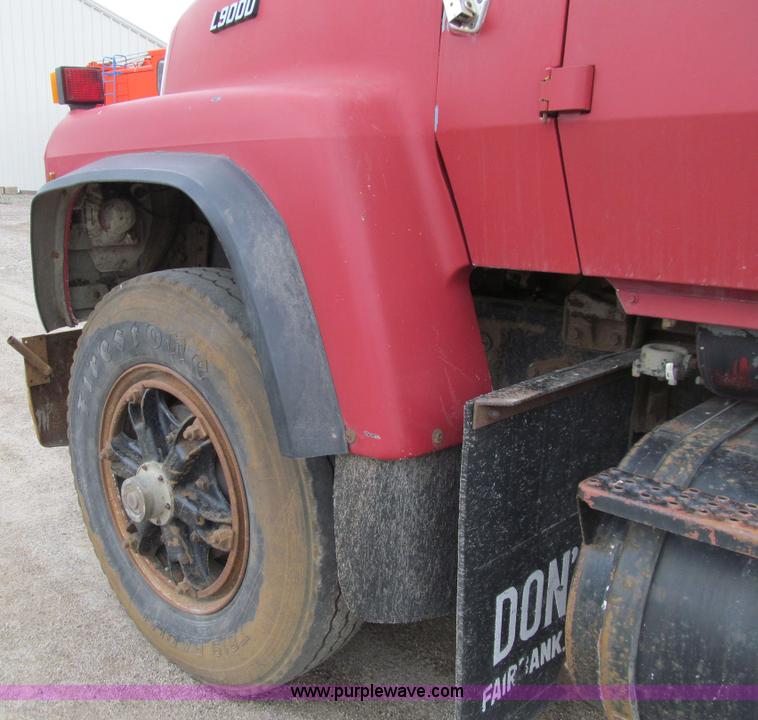 image for item E4694 1989 Ford LT9000 semi truck