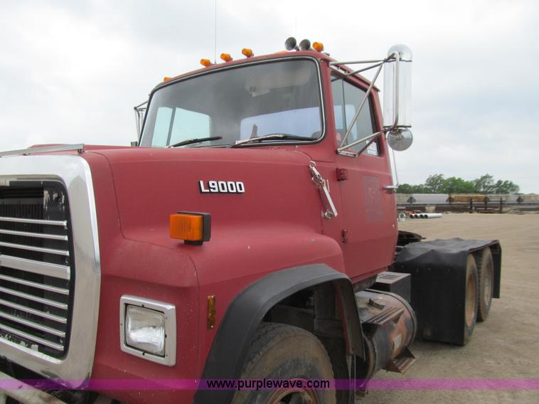 image for item E4694 1989 Ford LT9000 semi truck