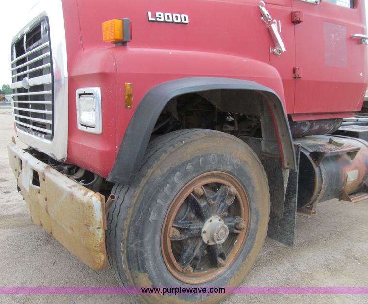 image for item E4694 1989 Ford LT9000 semi truck