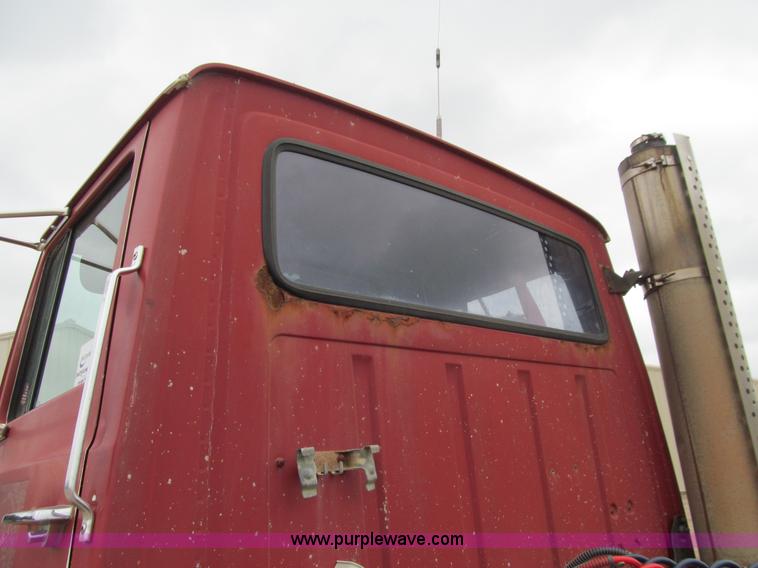 image for item E4694 1989 Ford LT9000 semi truck