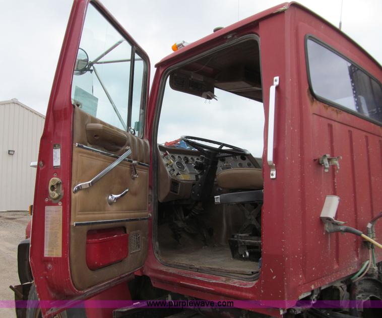 image for item E4694 1989 Ford LT9000 semi truck