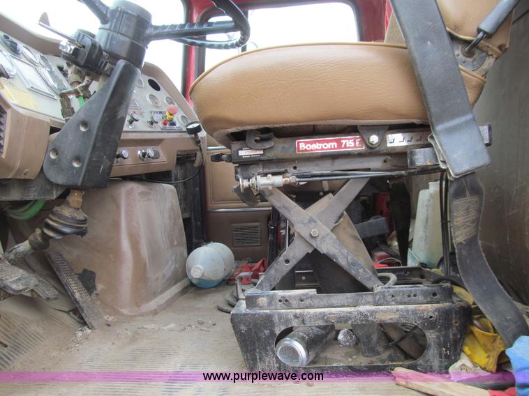 image for item E4694 1989 Ford LT9000 semi truck