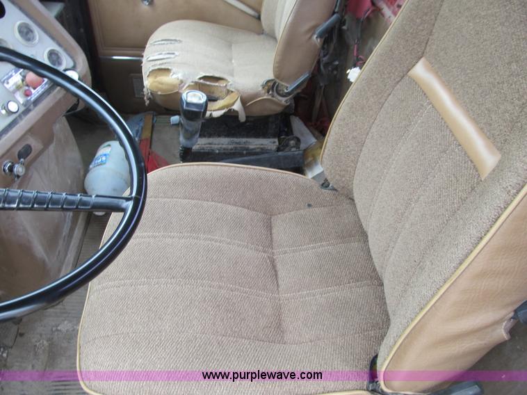 image for item E4694 1989 Ford LT9000 semi truck