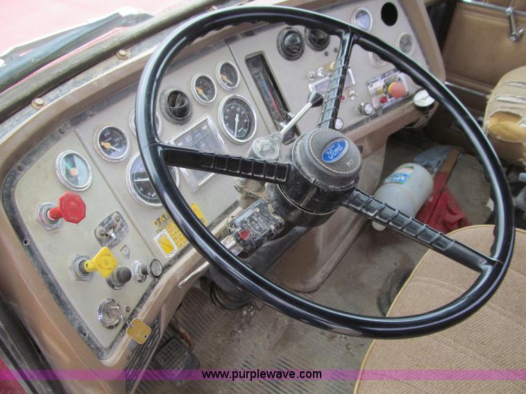 image for item E4694 1989 Ford LT9000 semi truck