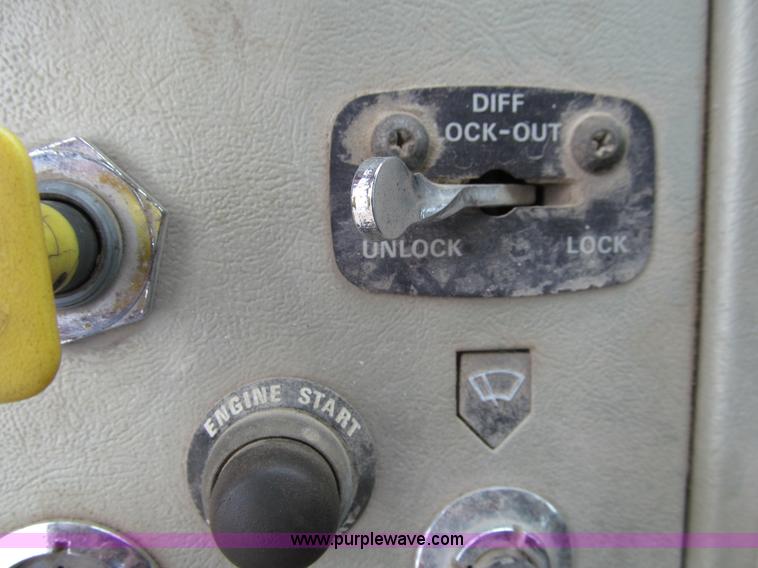 image for item E4694 1989 Ford LT9000 semi truck