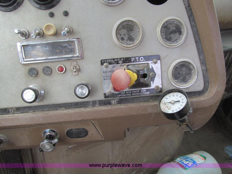 image for item E4694 1989 Ford LT9000 semi truck