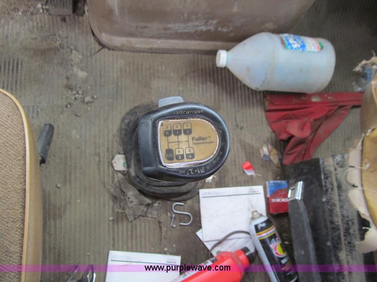 image for item E4694 1989 Ford LT9000 semi truck