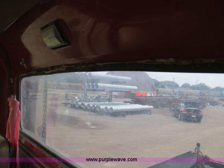 image for item E4694 1989 Ford LT9000 semi truck